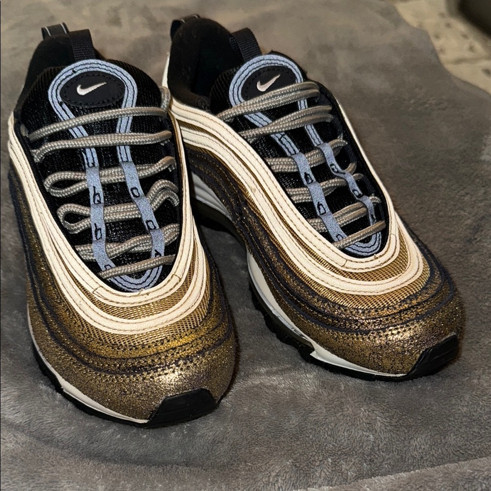 🔥Nike Women's Athletic Shoes - Black, Gold, White EUC Only Worn Once.✨🌟🖤💛